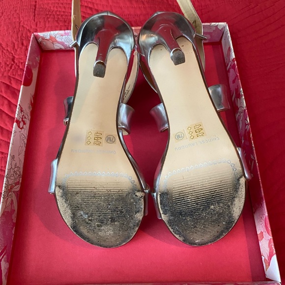 Silver Heels - Picture 5 of 5